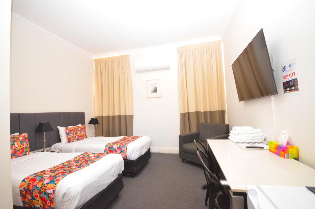 The Hallows Accommodation Батърст Екстериор снимка