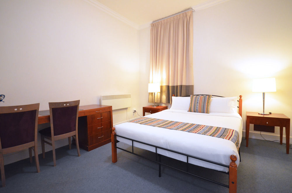 The Hallows Accommodation Батърст Екстериор снимка